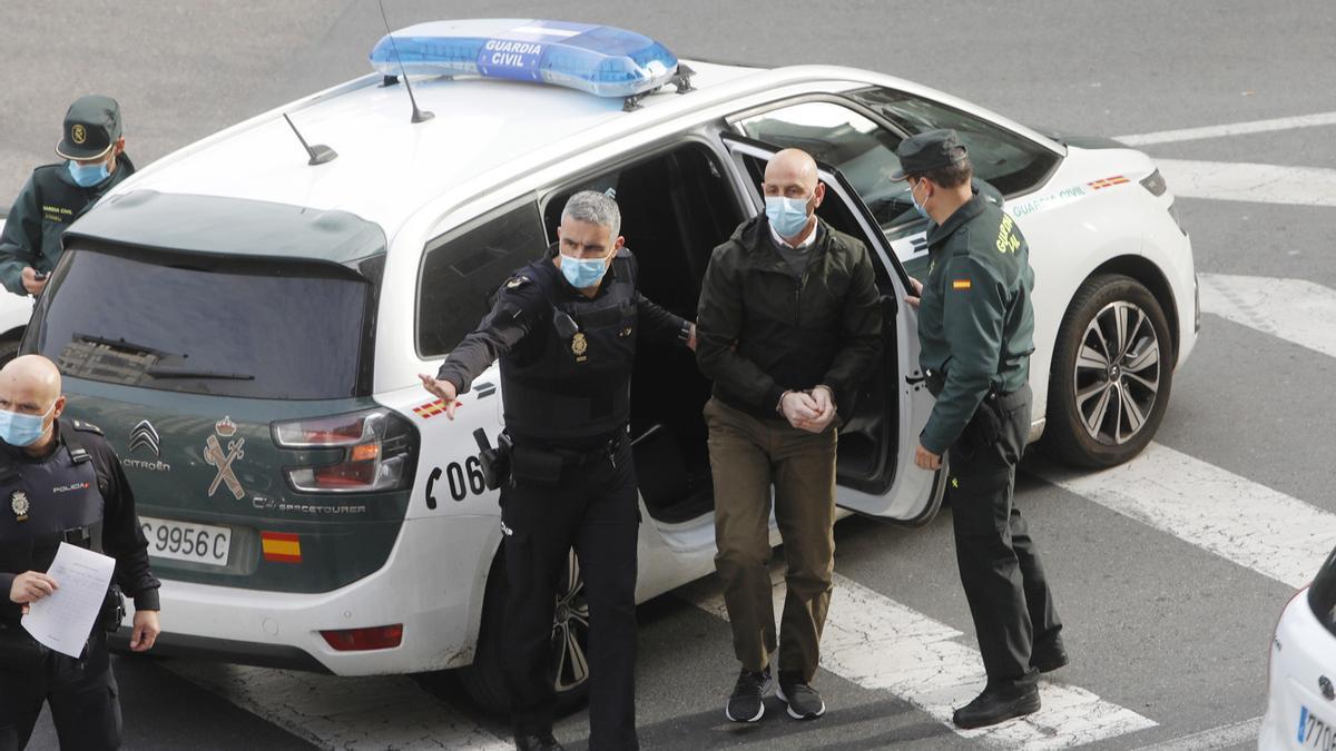 José Antonio P. R., llegando al juzgado bajo custodia, desde prisión. // MIGUEL VILLAR - POOL