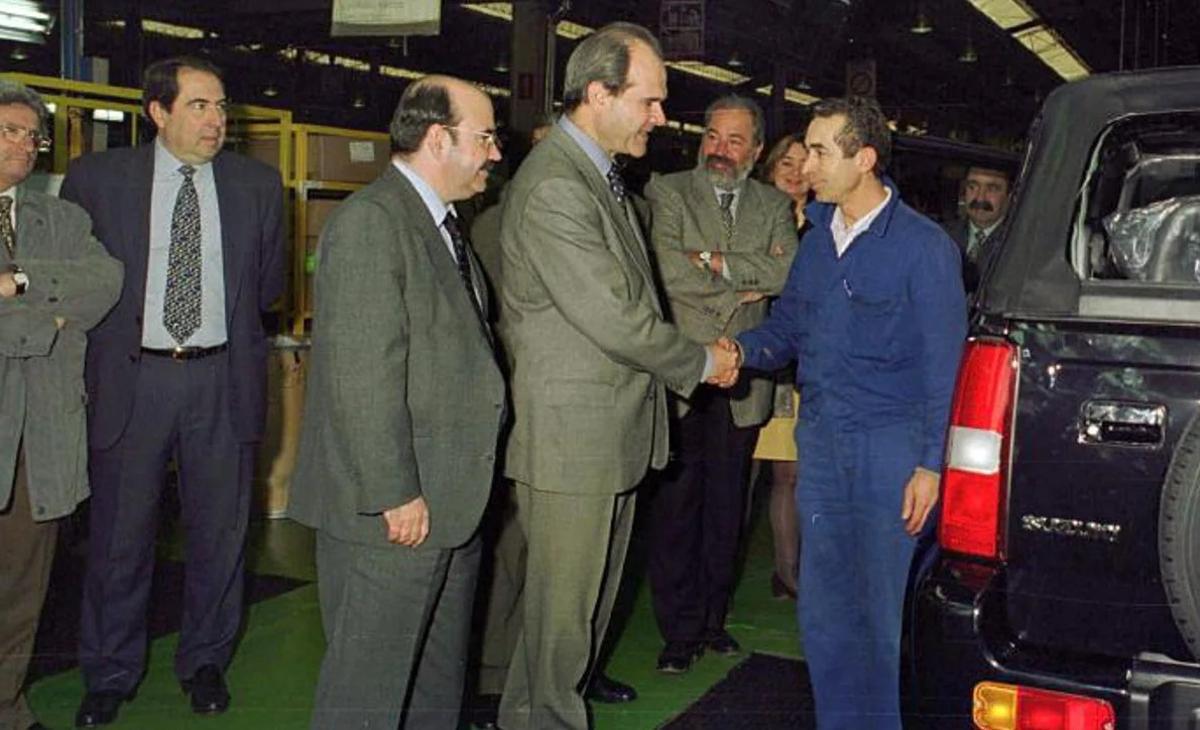 El presidente andaluz, Manuel Chaves, saluda a un empleado de la factoría de Santana Motor en Linares en una visita realizada en 1999