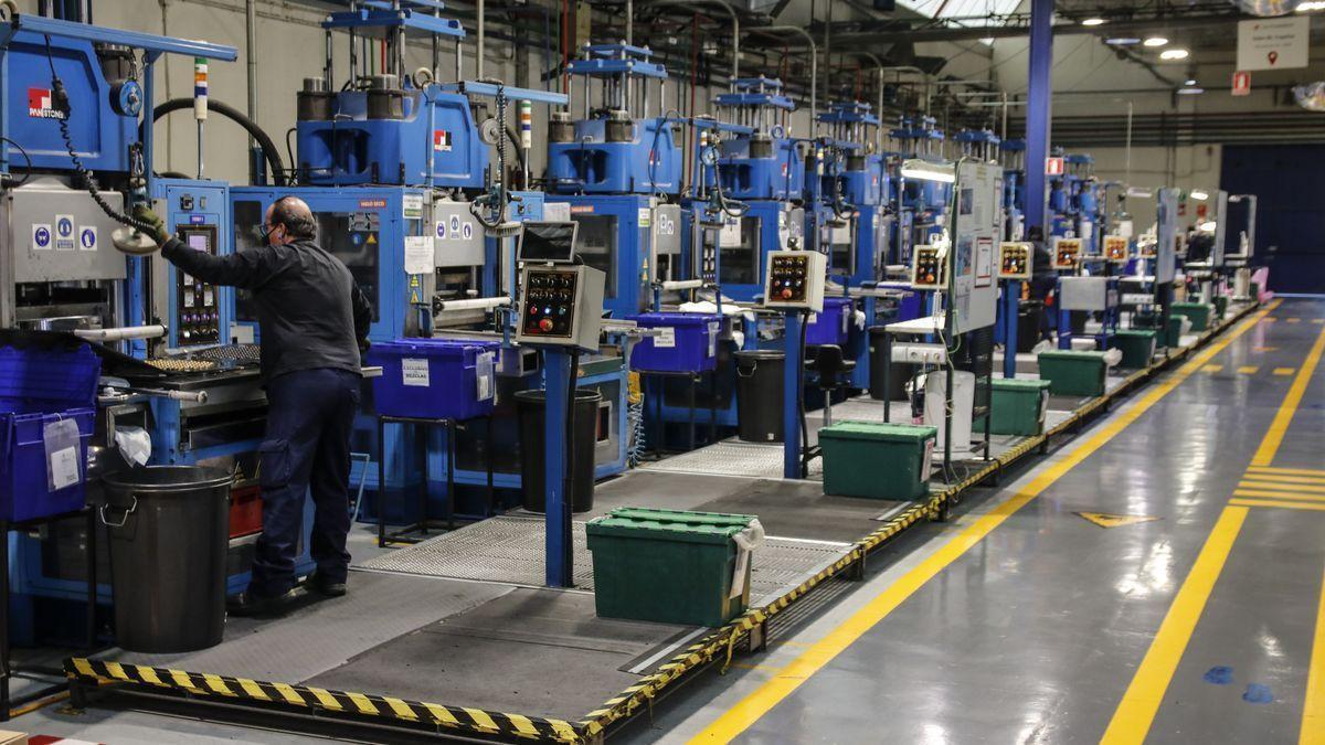 Operarios de una planta industrial en Cáceres. Este sector presenta la remuneración más elevada de la comunidad extremeña.