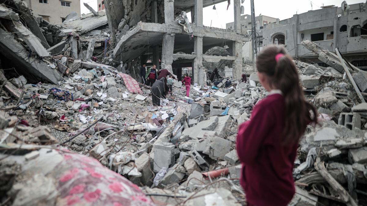 Una niña observa una zona destruida por los ataques de Israel en Deir al Balah, en la Franja de Gaza