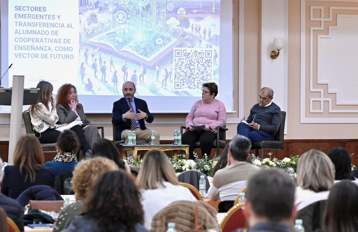 Mesa redonda titulada Hablemos del futuro de los jóvenes de la Región de Murcia.