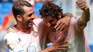 Víctor Sánchez felicita a Granero tras el segundo gol perico.