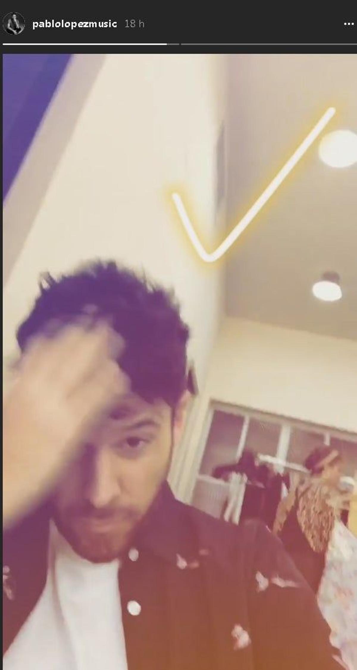 Pablo López tocándose el pelo