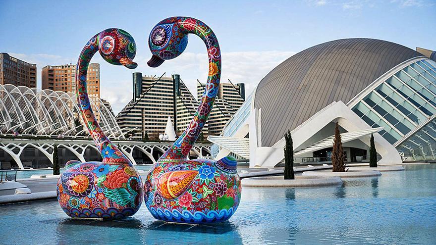 Escultura de artista taiwanés en el lago de la Ciutat de les Arts. | LEVANTE-EMV