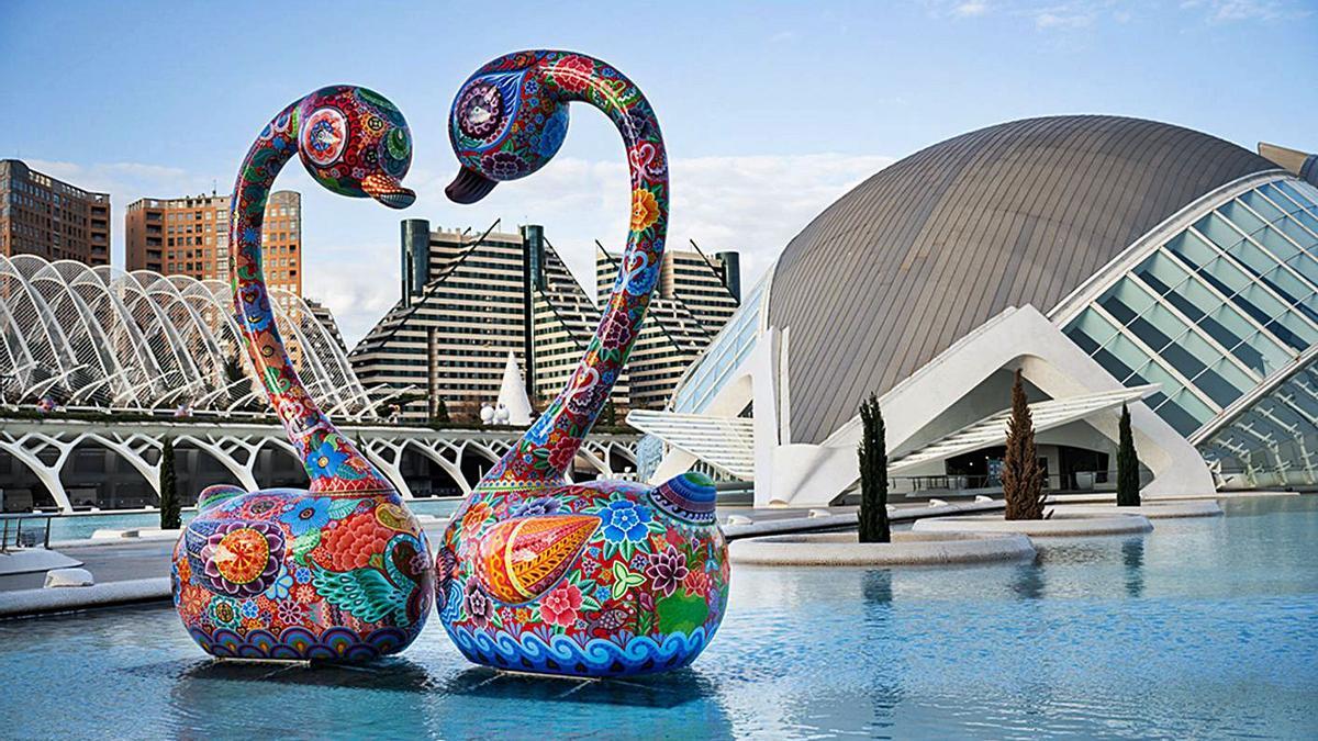 Escultura de artista taiwanés en el lago de la Ciutat de les Arts.  | LEVANTE-EMV