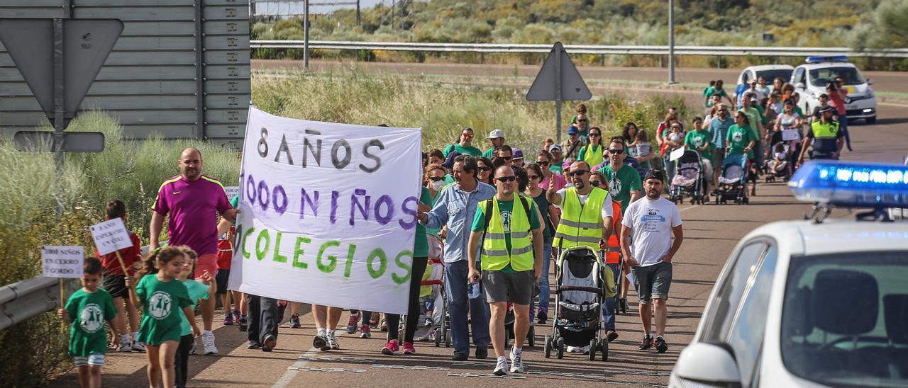 Vecinos de Cerro Gordo en la marcha que protagonizaron en 2016 para reclamar un colegio de Primaria en el barrio.