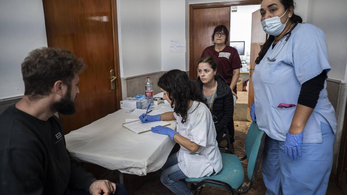 Sanitarios en el punto auxiliar de Catarroja.