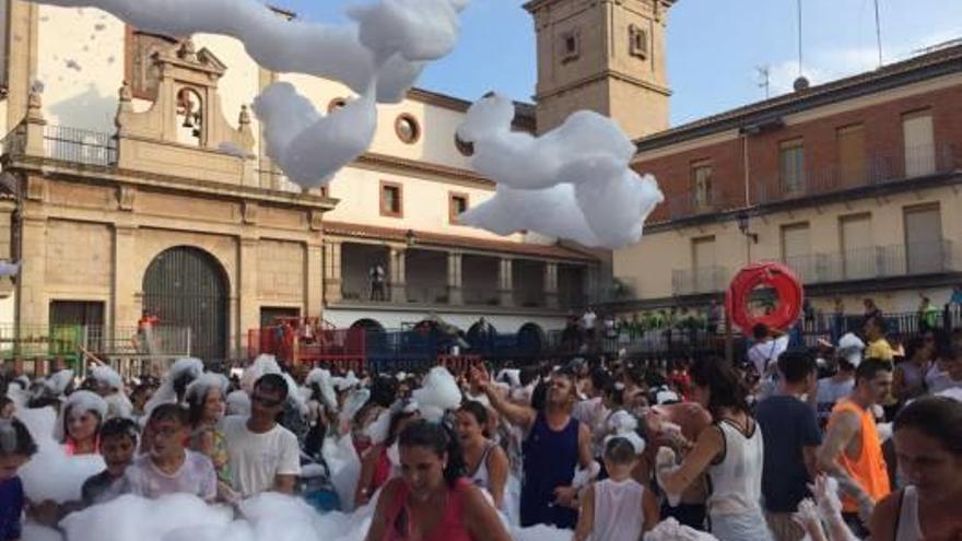 la «cridà» llama a la fiesta. Cientos de vecinos de Nules se congregaron ayer por la tarde en la plaza Mayor para ser partícipes de la tradicional «Cridà» de fiestas. La espuma, la música y la diversión estuvo presente durante el acto. f m. mira