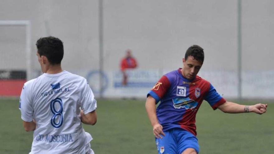 El defensa Pelayo Pedrayes despeja un balón ante el Mosconia.