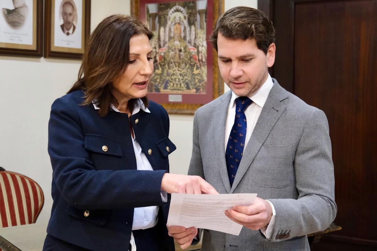 Toñi García y Fernando Priego, tras la rueda de prensa en la que han anunciado la llegada de Burger King a Cabra.