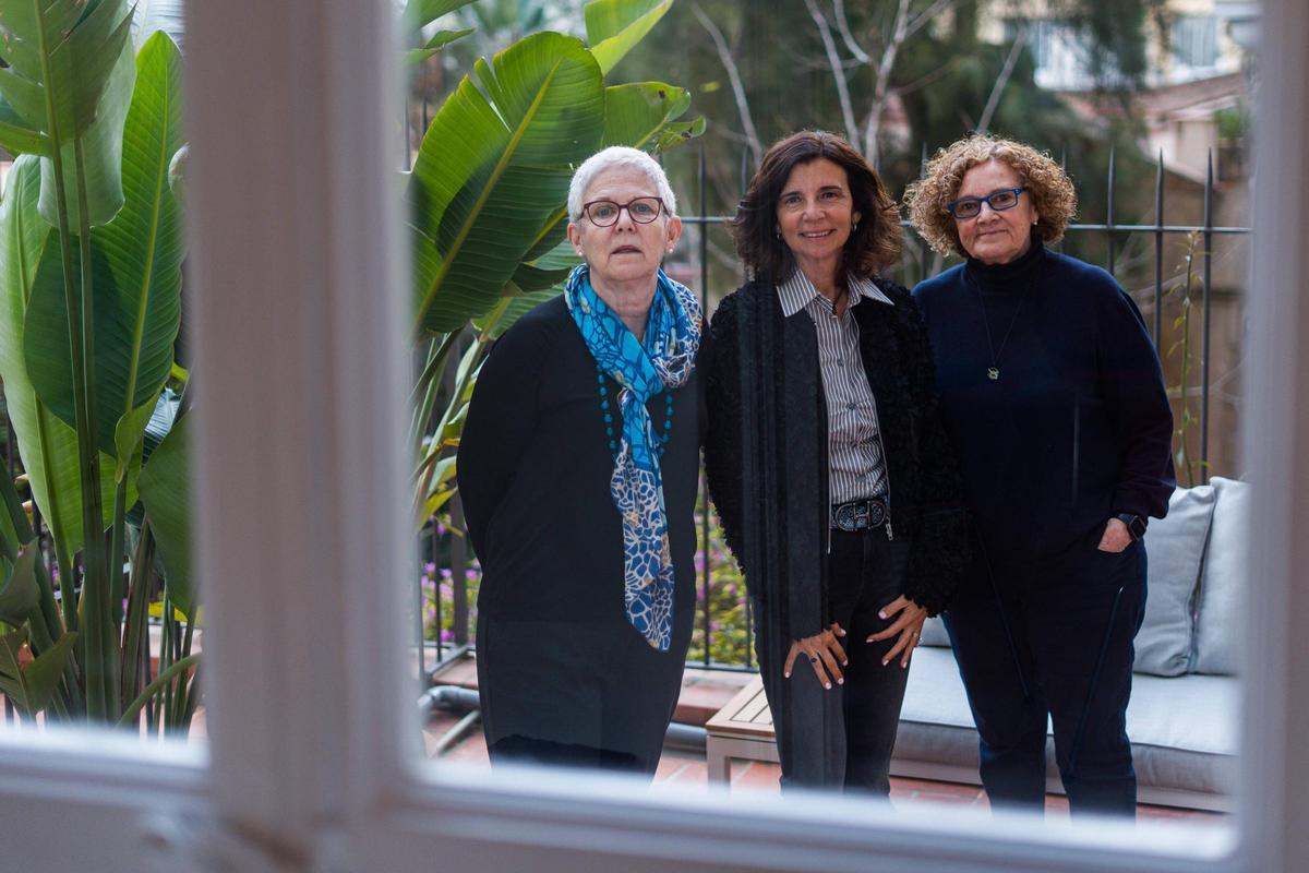 Regí, Jiménez y Ortoll, autoras del libro 'Temps per a l'escola', esta semana en Barcelona.