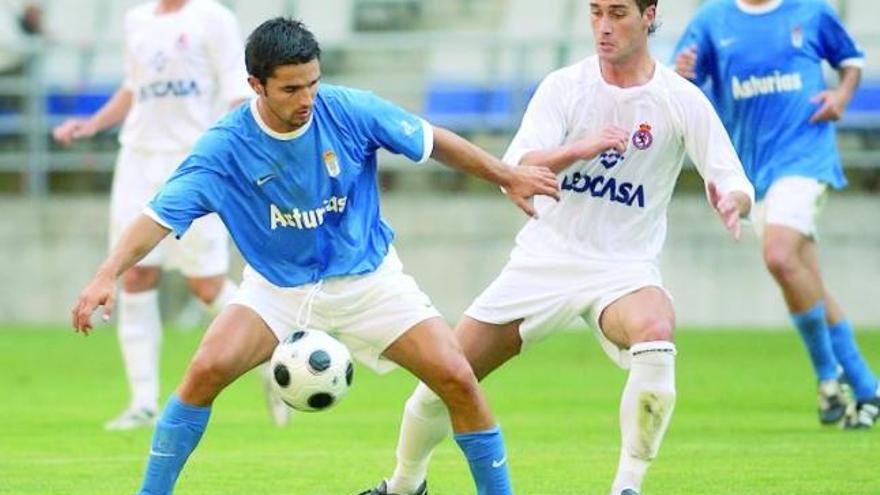 Jorge Rodríguez protege un balón ante un jugador de la Cultural, con Álex al fondo.
