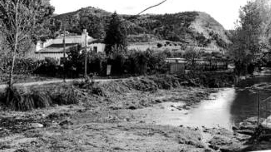 El consistorio limpia las orillas del río Hureva