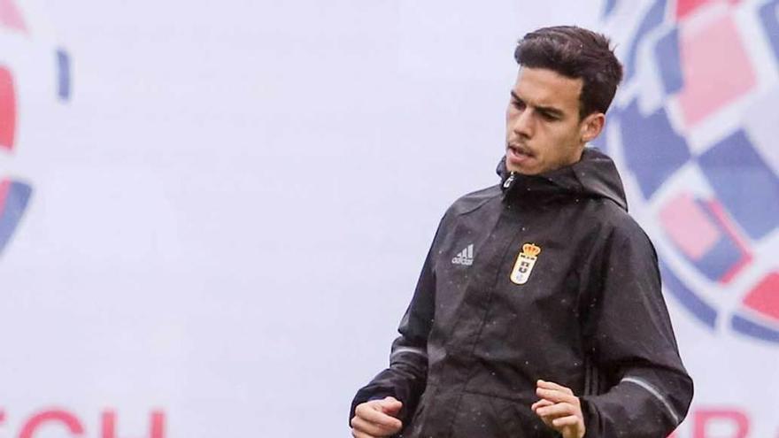 Borja Domínguez toca la pelota ayer, en el entrenamiento en El Requexón.