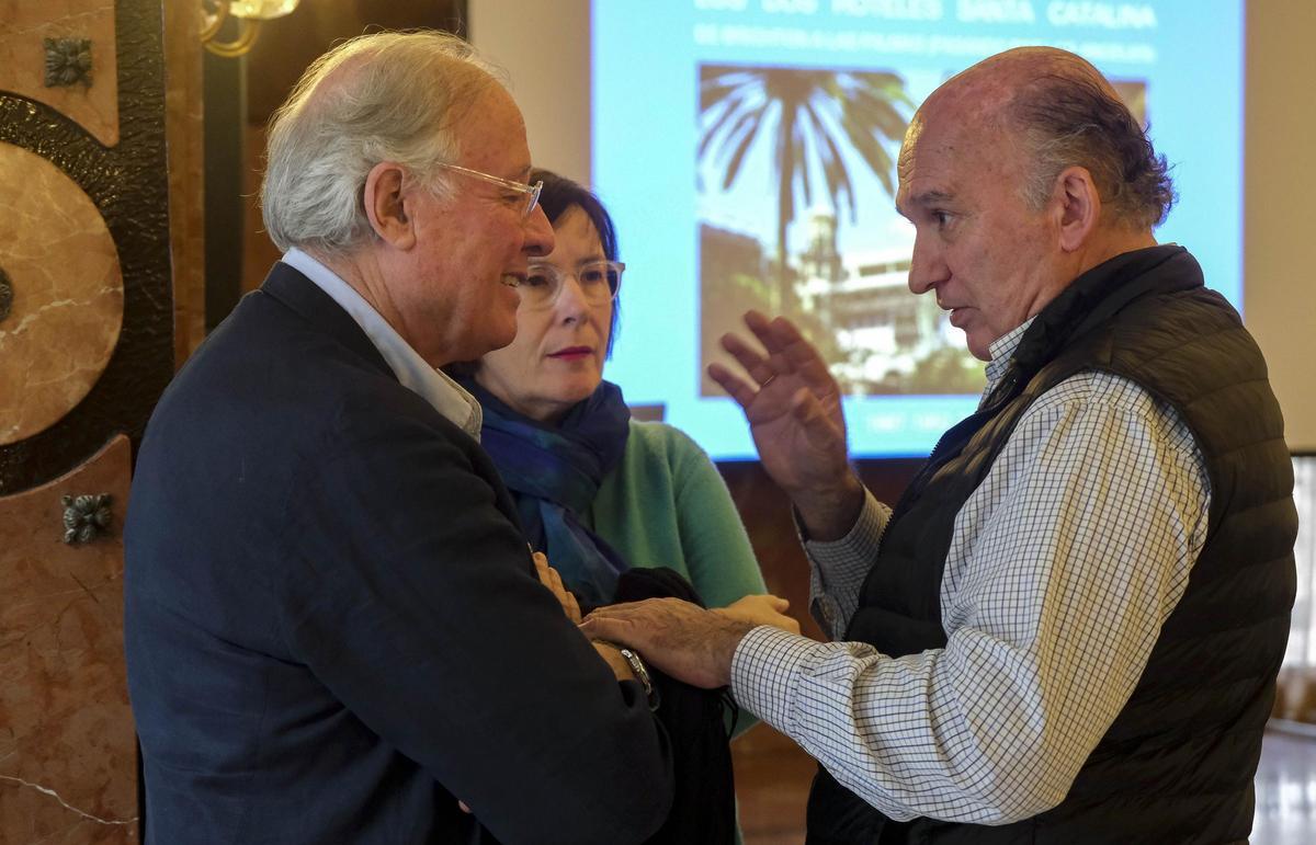 El arquitecto junto a alguno de los asistentes al acto, celebrado en el hotel Santa Catalina.