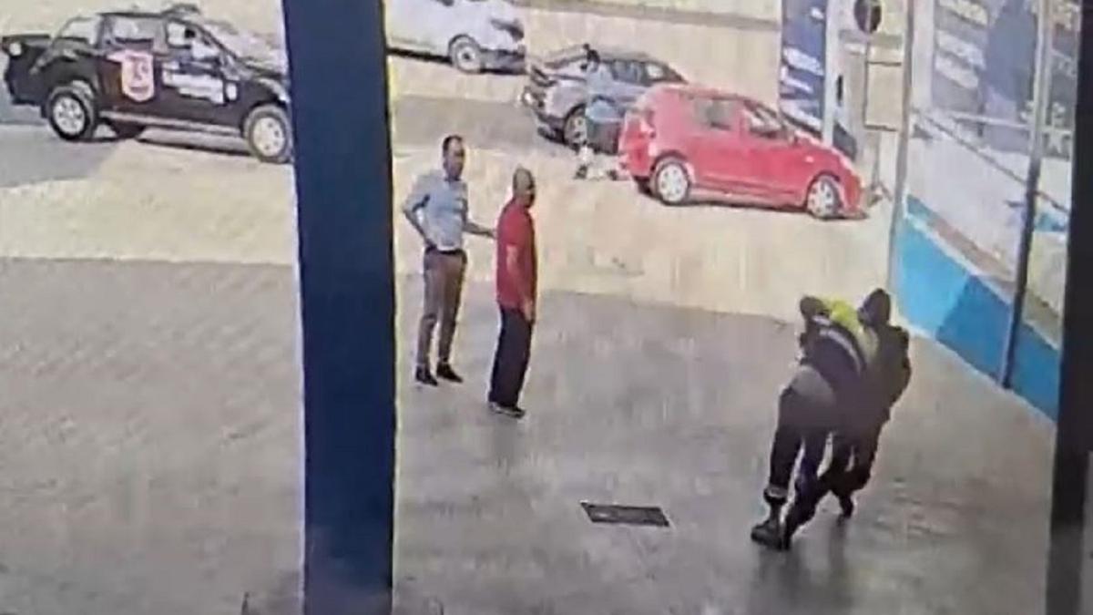 Un vigilante reduce a un conductor ebrio y sin carnet que pretendía huir de un accidente