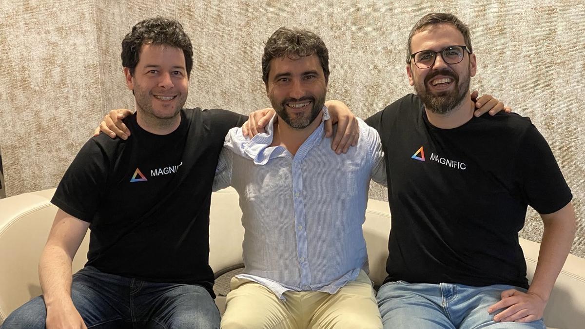 El CEO de Freepik, Joaquín Cuenca, en el centro de la imagen, con Javier López y Emilio Nicolás, de Magnific.