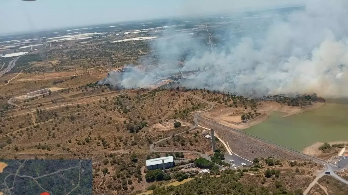 Controlado de madrugada el incendio de Lepe tras afectar a unas 50 hectáreas y obligar al desalojo de 115 menores