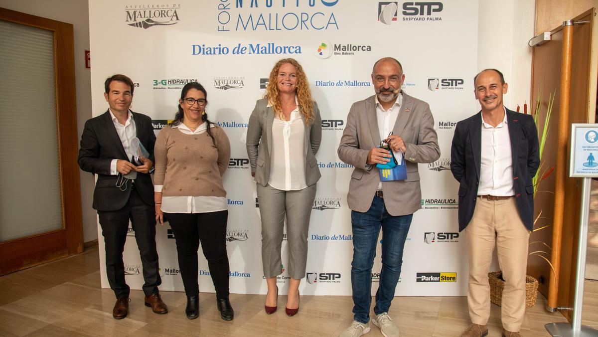 Ponentes de la mesa turística frente al 'photocall' del evento