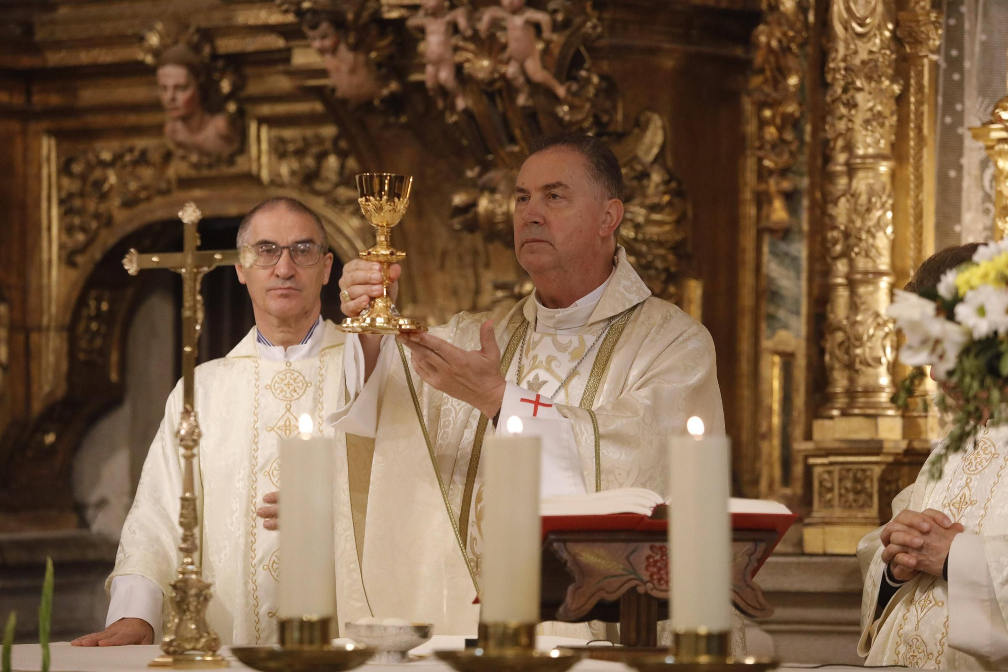 El cardenal Ángel Fernández Artime oficia la primera misa cardenalicia de Gozón en el día de Todos los Santos en la parroquia de Santa María de Luanco