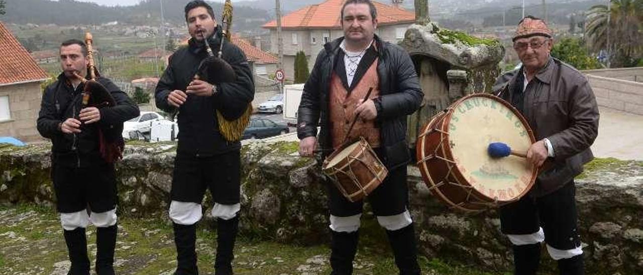 El grupo de música gallega Os Cruceiros, en Simes. // Noé Parga