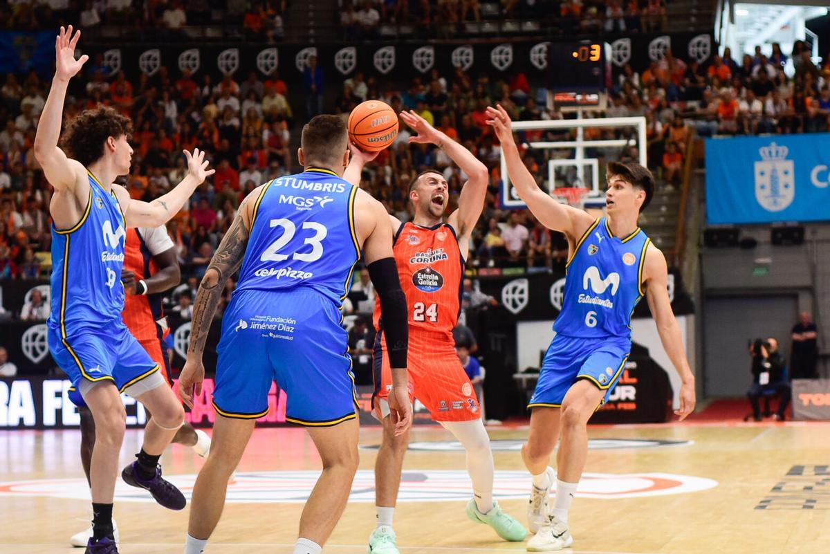 El Leyma Coruña vivió una auténtica fiesta en una remontada épica que le devuelve a ACB