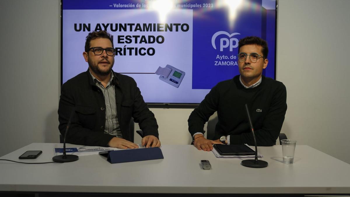 Víctor López de la Parte (izq.) y David Ángel Hernández, en la sede del PP de Zamora