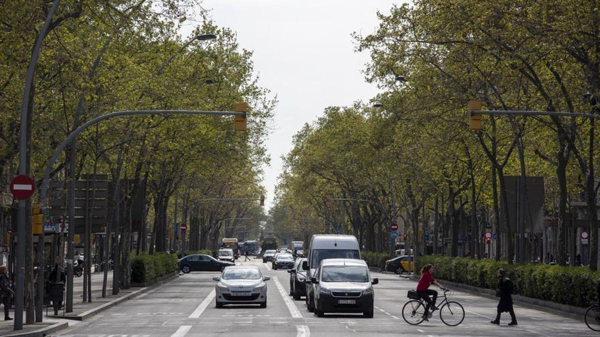 Gran Via, con dos carriles para el bus y viales para la bicicleta en los laterales.