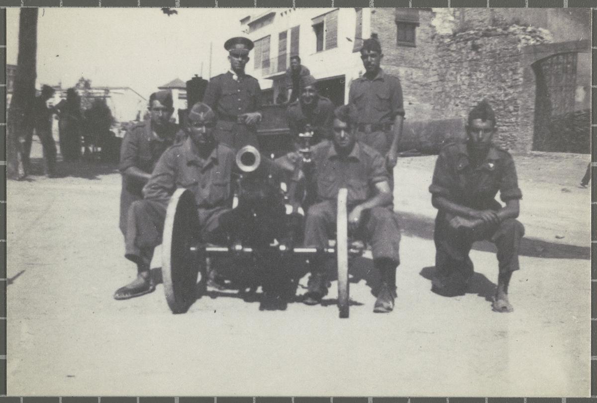 Soldats davant dels tallers de la caserna de Sant Francesc, 1935-1940