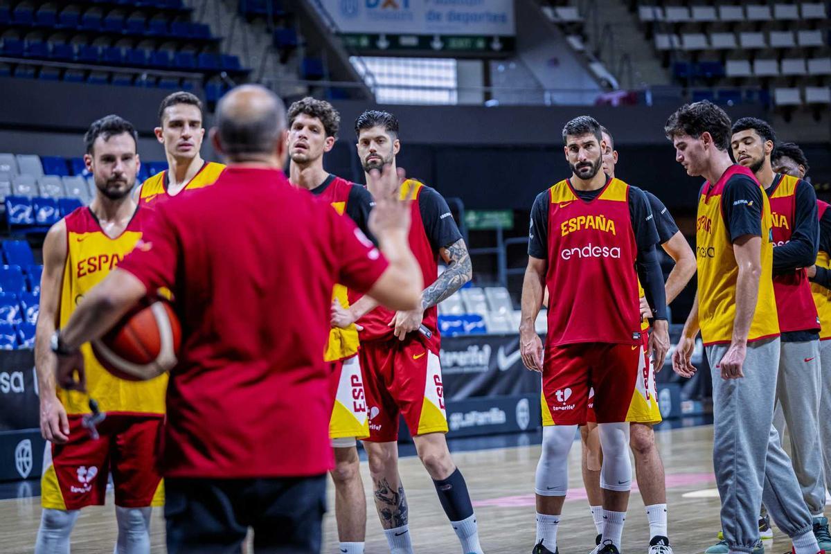 El seleccionador, charlando con todo el grupo en el entrenamiento en Tenerife
