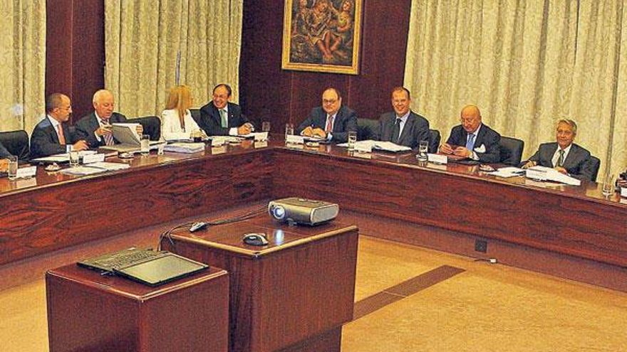 Gayoso, tercero por la derecha, presidía ayer el consejo extraordinario de Novacaixagalicia.  // Marta G. Brea