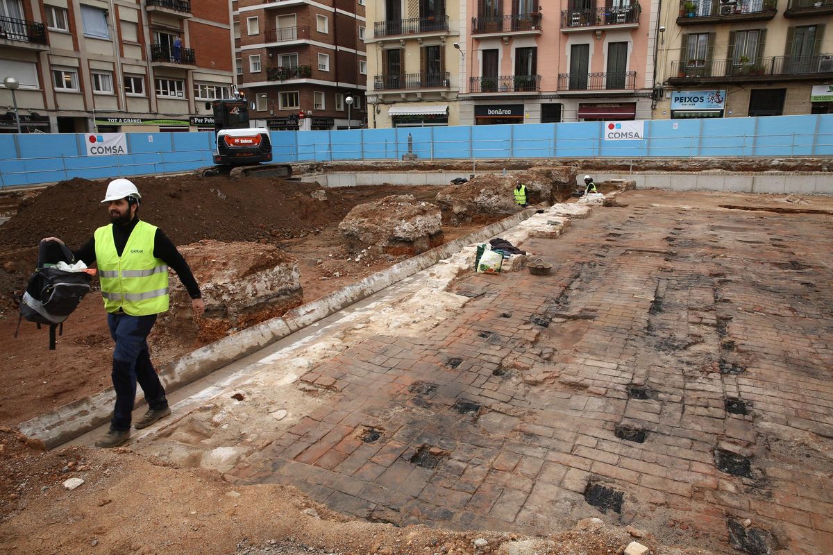 La excavación en el Mercat de lAbaceria deja al descubierto los primeros restos de la fábrica Puigmartí. Está previsto que la excavación arqueológica finalice a principios de abril