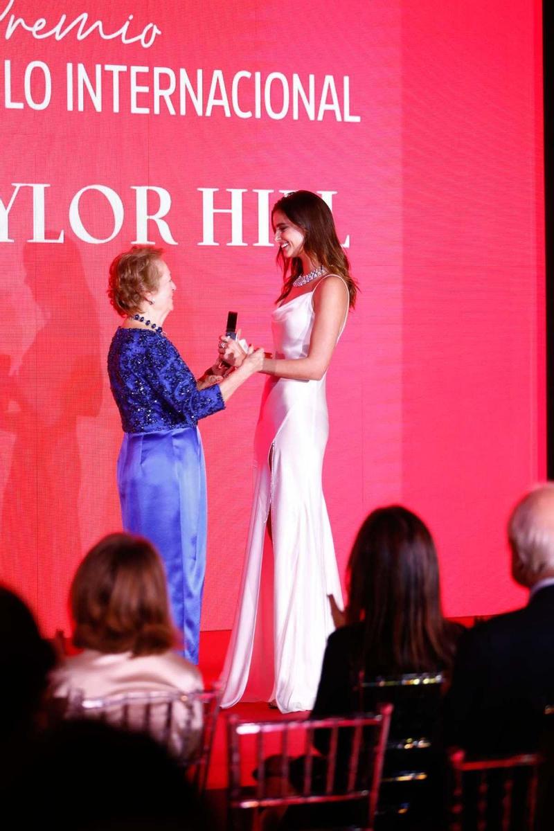 Arantza Sarasola, vicepresidente de Prensa Ibérica, entrega el Premio Modelo Internacional a Taylor Hill