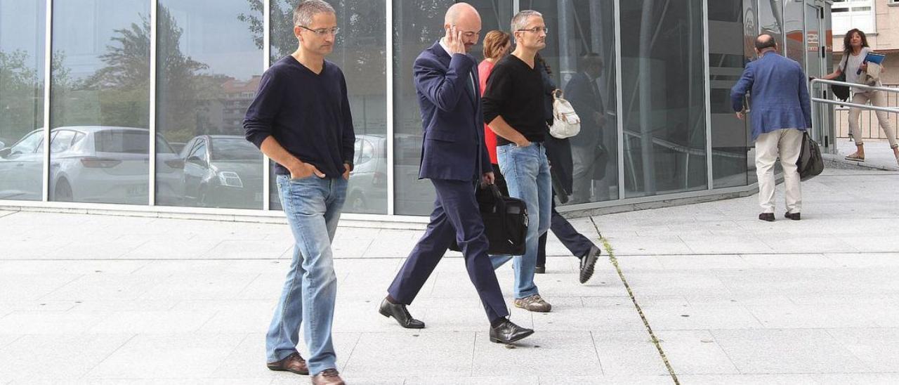 Los policías gemelos y su abogado, en una comparecencia judicial de la instrucción.