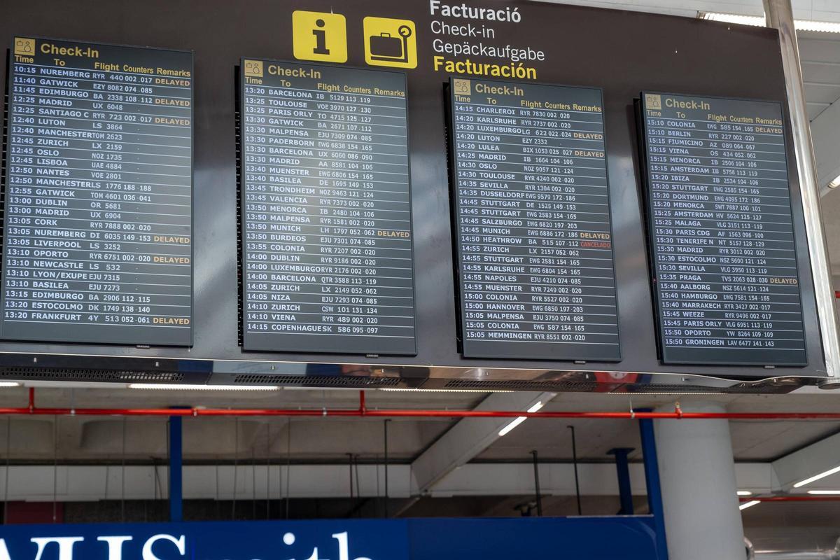 Pantallas con los vuelos retrasados y uno suspendido este mediodía en la terminal de Son Sant Joan.