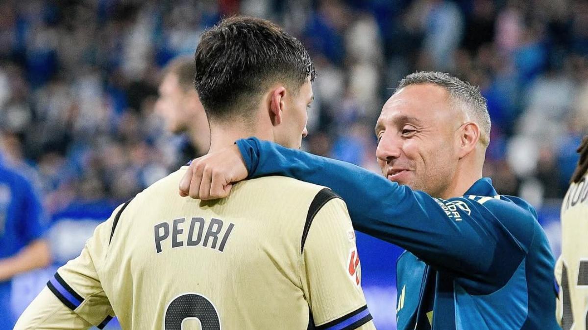 Pedri González y Santi Cazorla, charlando tras un Oviedo-Barça en el Carlos Tartiere