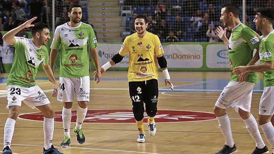 Los jugadores del Palma Futsal celebran el tanto de Quintela en la primera parte del partido ante el Movistar Inter en Son Moix.