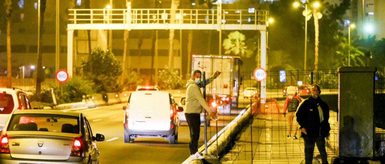 Zona del paseo marítimo a la alltura de San Cristóbal, frente al Hospital Insular, donde los peatones y ciclistas se encuentran con una valla de obras. | | JOSÉ CARLOS GUERRA