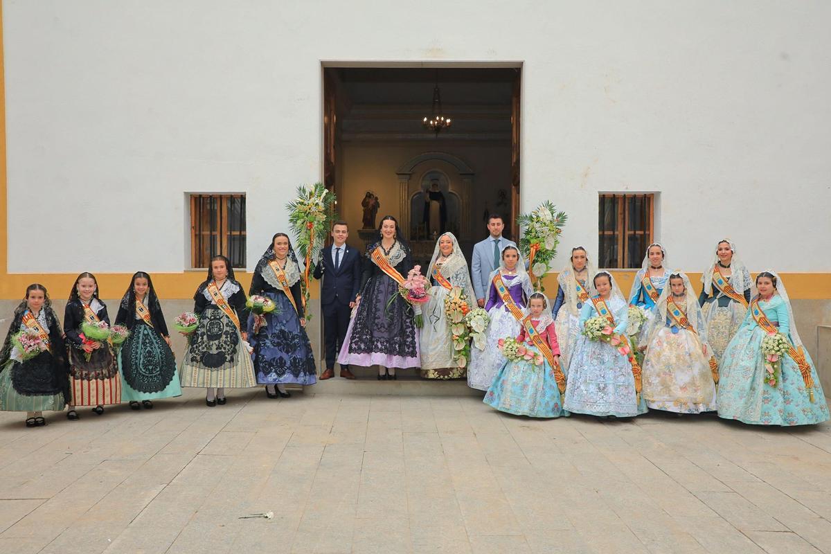 Las reinas y las cortes de honor de las dos fiestas patronales al inicio de la ofrenda a la Mare de Déu de l'Assumpció.