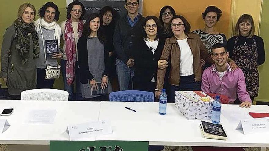 Profesores del centro, en el club de lectura.