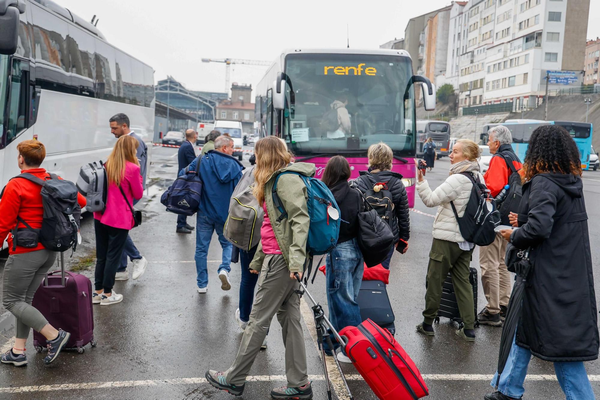 Renfe lo consigue: trasbordo ordenado del tren al bus y sin protestas en Santiago