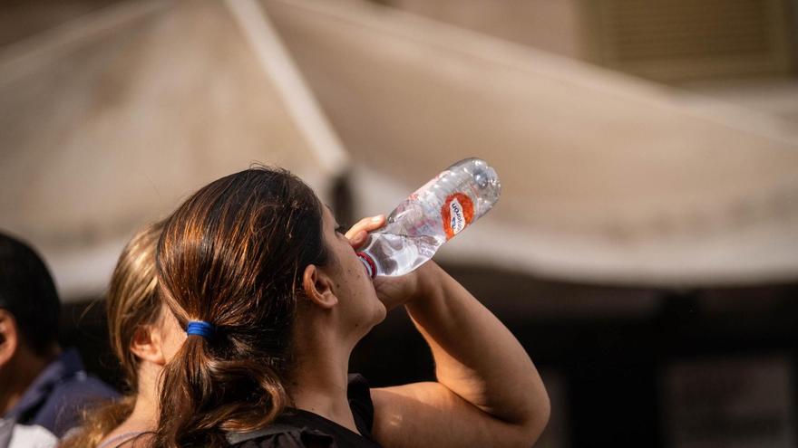 El agua no es la bebida más hidratante: este es el listado que debes llevar cerca durante las jornadas de calor