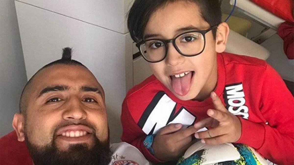 Arturo Vidal muestra a su nuevo 'amigo' en ausencia de su hijo | TVN