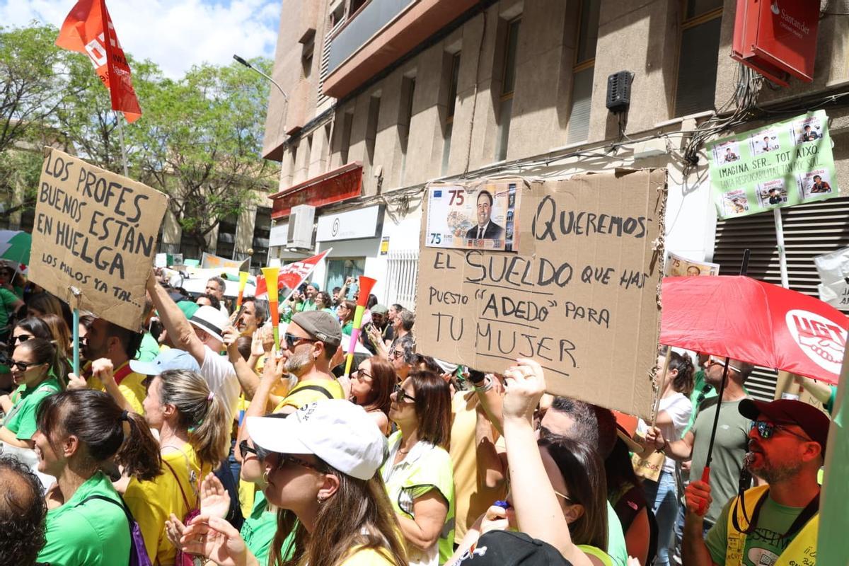La protesta de este jueves, frente a la Dirección Territorial de Educación en Alicante