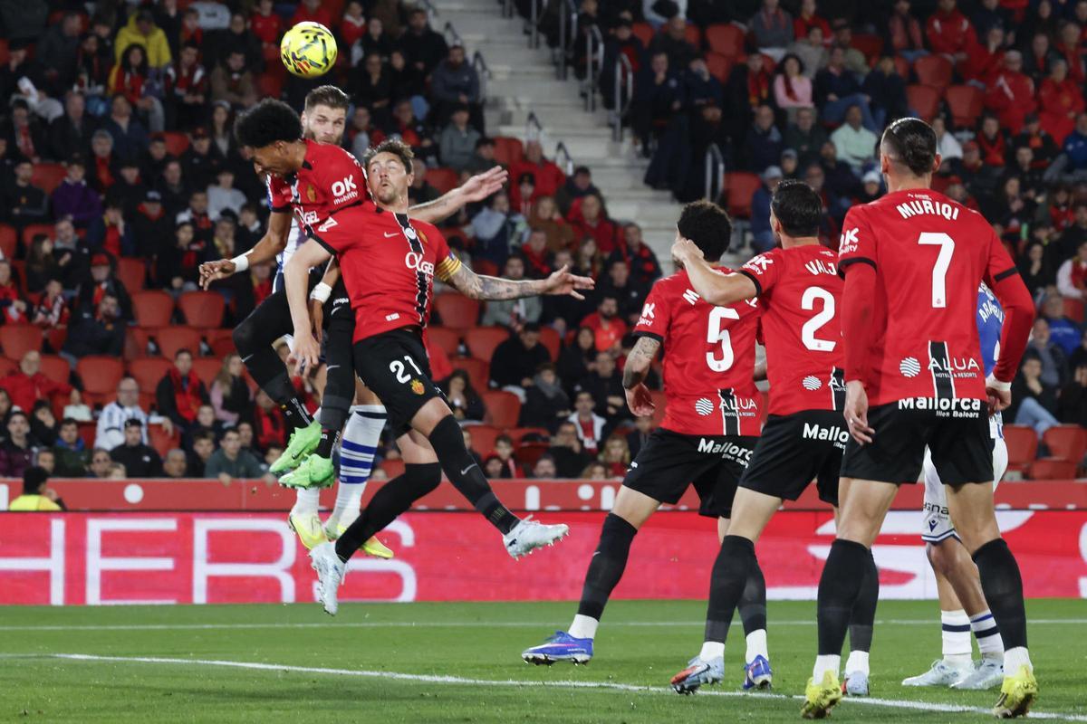 Mojica y Raíllo intentan despejar un balón.