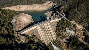 El pantano de Sau a vista de dron, con un 4,74% de agua y todas las edificaciones a la vista.