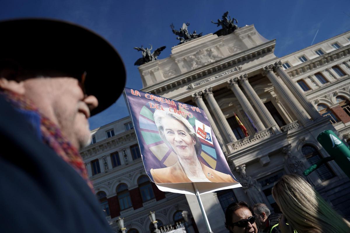 Protesta de agricultores y ganaderos ante el Ministerio de Agricultura, en Atocha, contra el acuerdo de libre comercio de Europa y Mercosur.