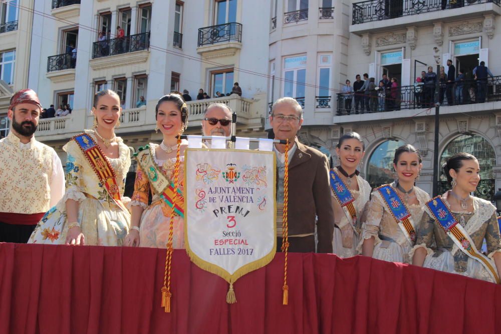 Recogida de premios de las comisiones falleras