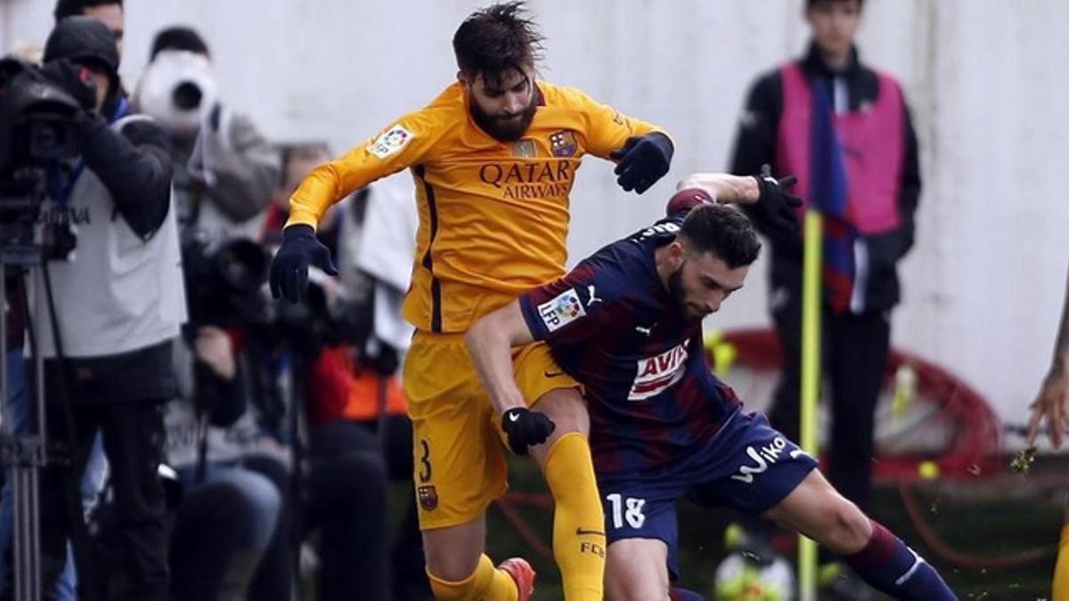 Piqué pelea con Borja Bastón, el delantero del Eibar, en Ipurúa.