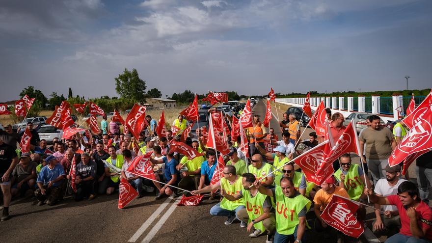 Patronal y sindicatos firman, por fin, el convenio del campo en Extremadura